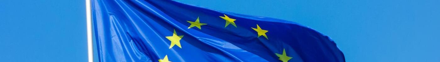 © https://unsplash.com/de/@alexart251 eine wehende Europafahne