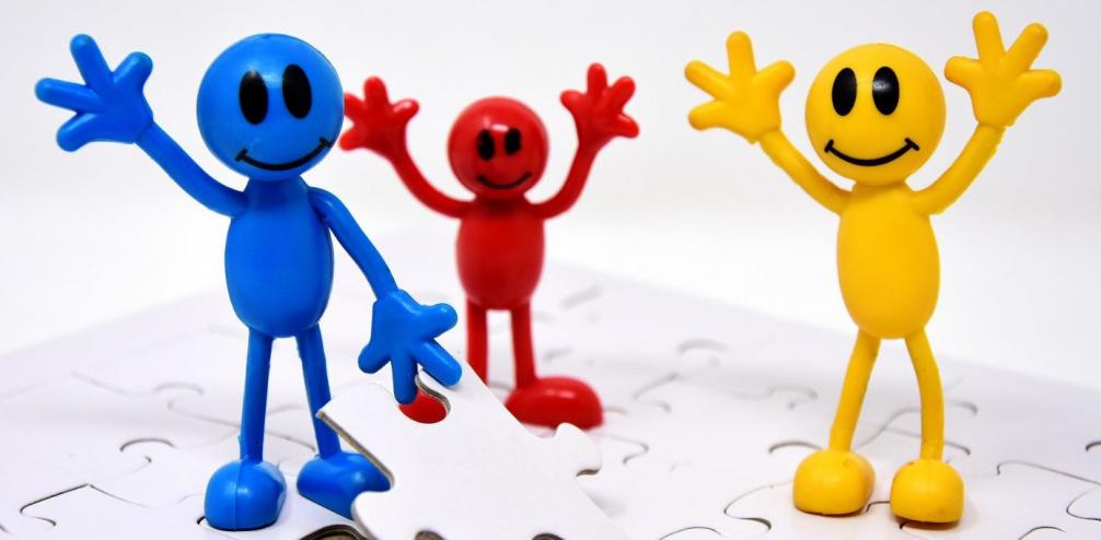 Symbolbild mehrere Männchen mit Puzzleteilen